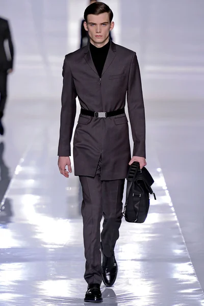 Look 16